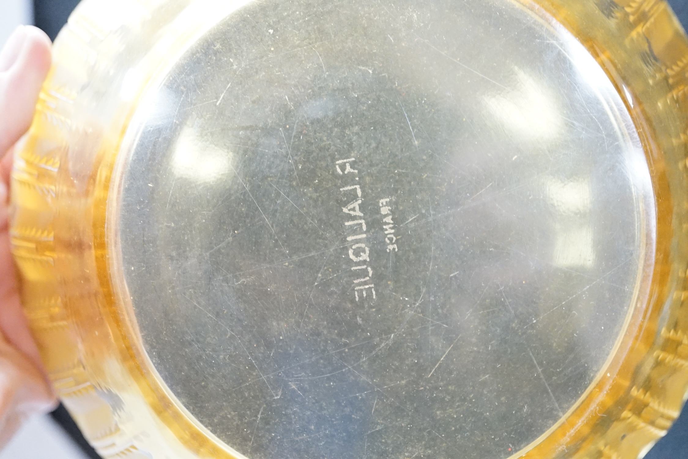 An R. Lalique 'Jaffa' amber glass bowl, 19cm diameter